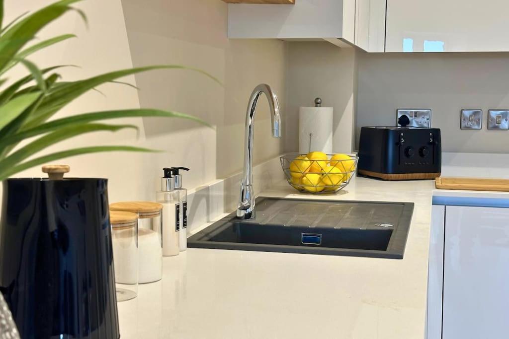 Luxury New In Great Location * Coventry