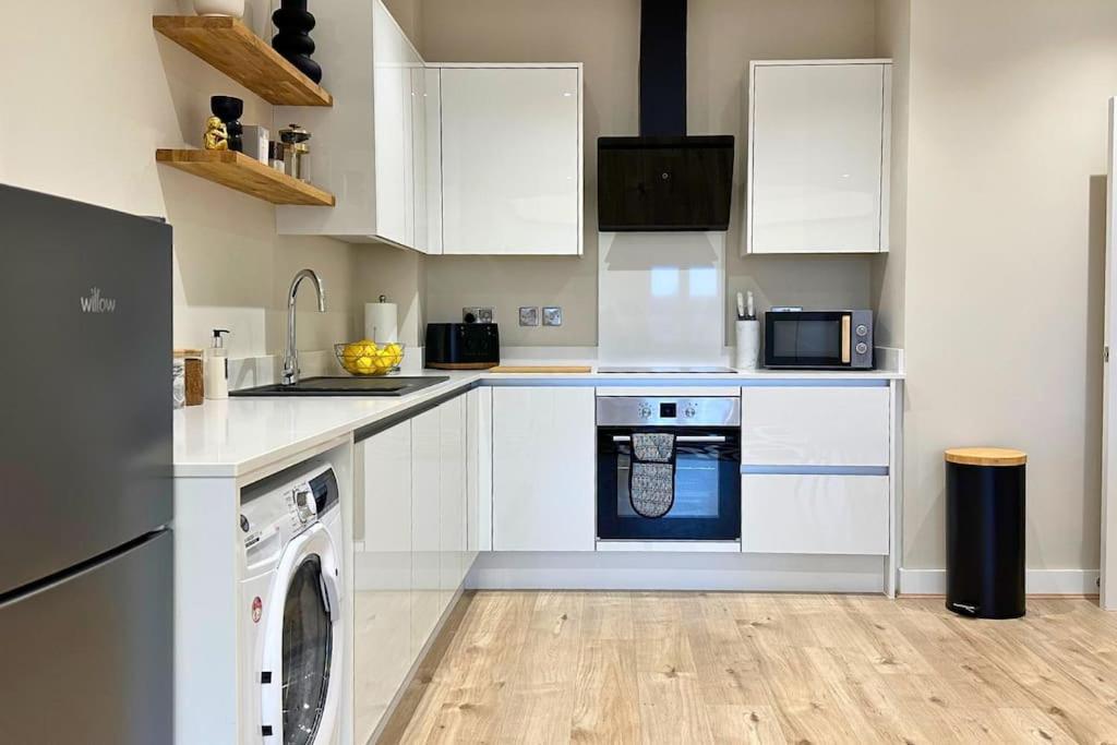 Apartment Luxury New In Great Location *