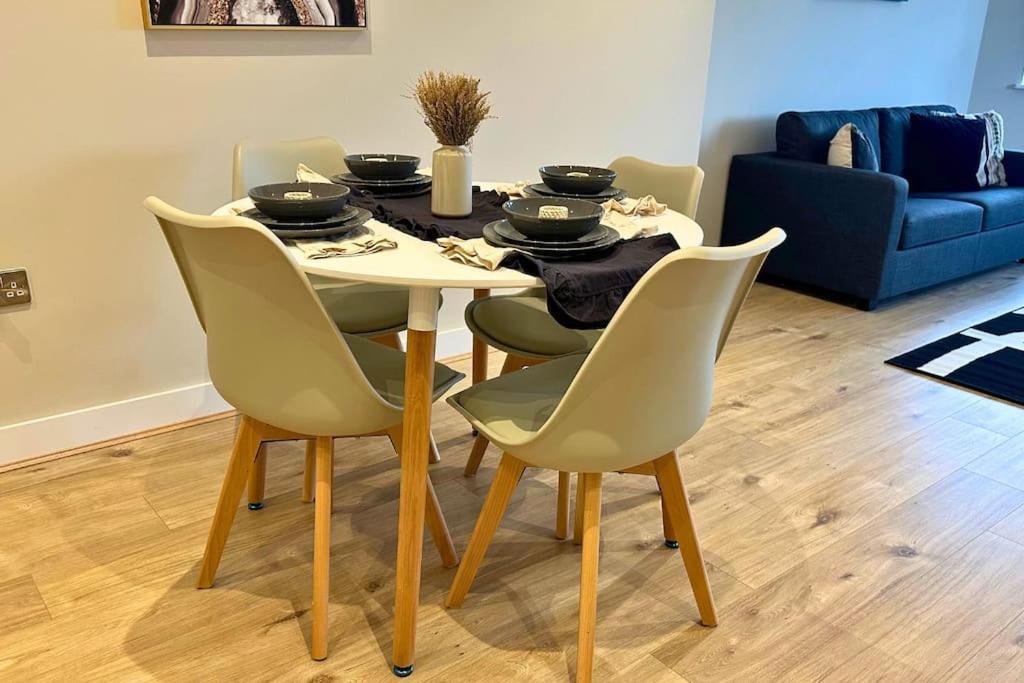 Luxury New In Great Location Apartment