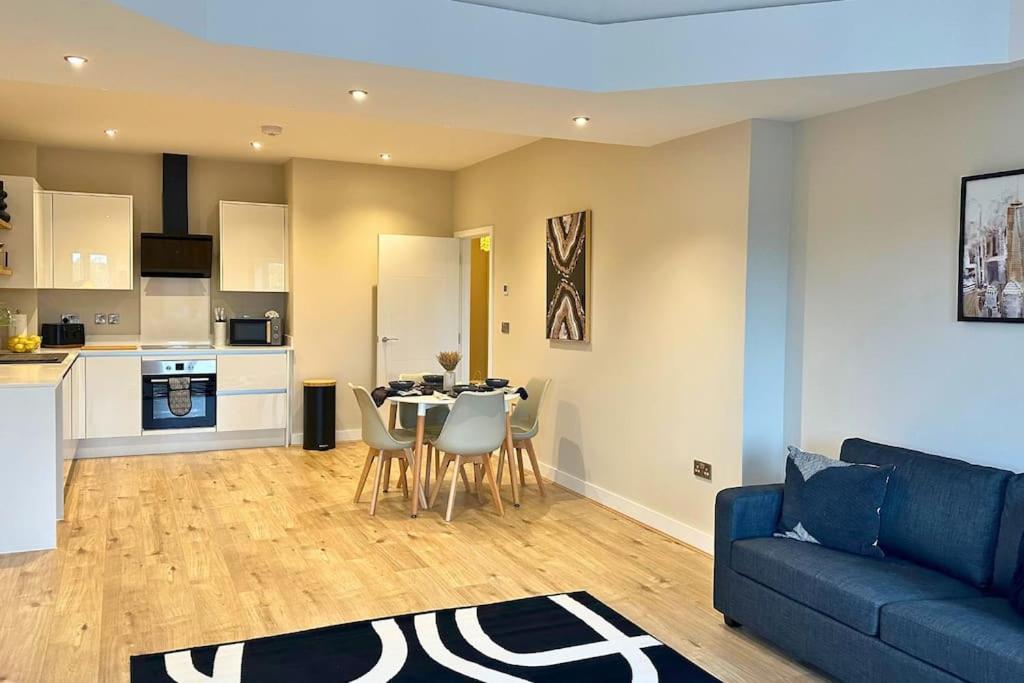 Luxury New In Great Location * Coventry